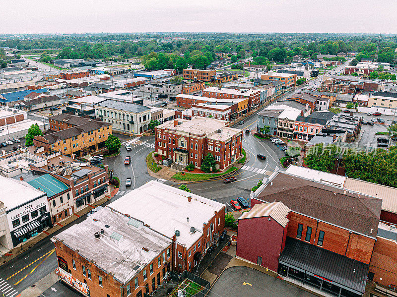 美国肯塔基州伊丽莎白镇市中心交通环线/公共广场的高架视图